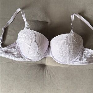 Elegant lilac Lace Bra w/ some pink shimmer size 34D